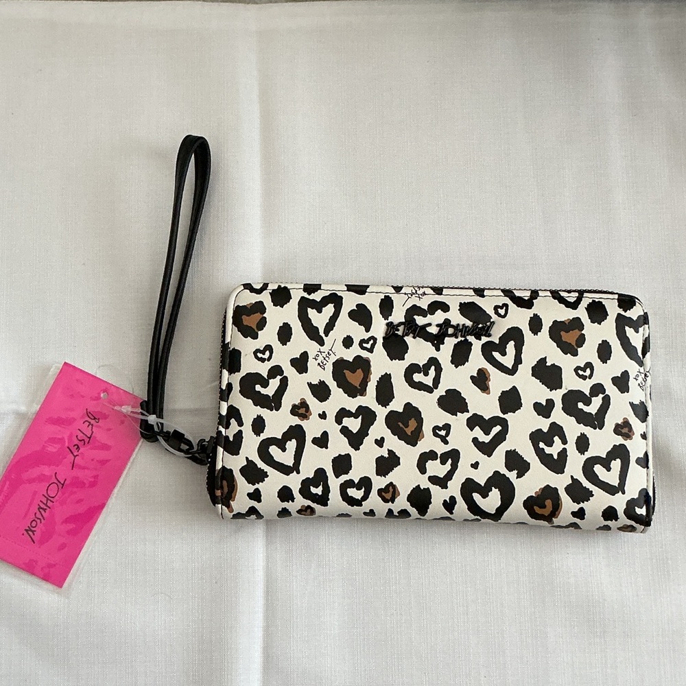 Betsey Johnson NWT. White  Black and Brown Leopard Heart Wristlet